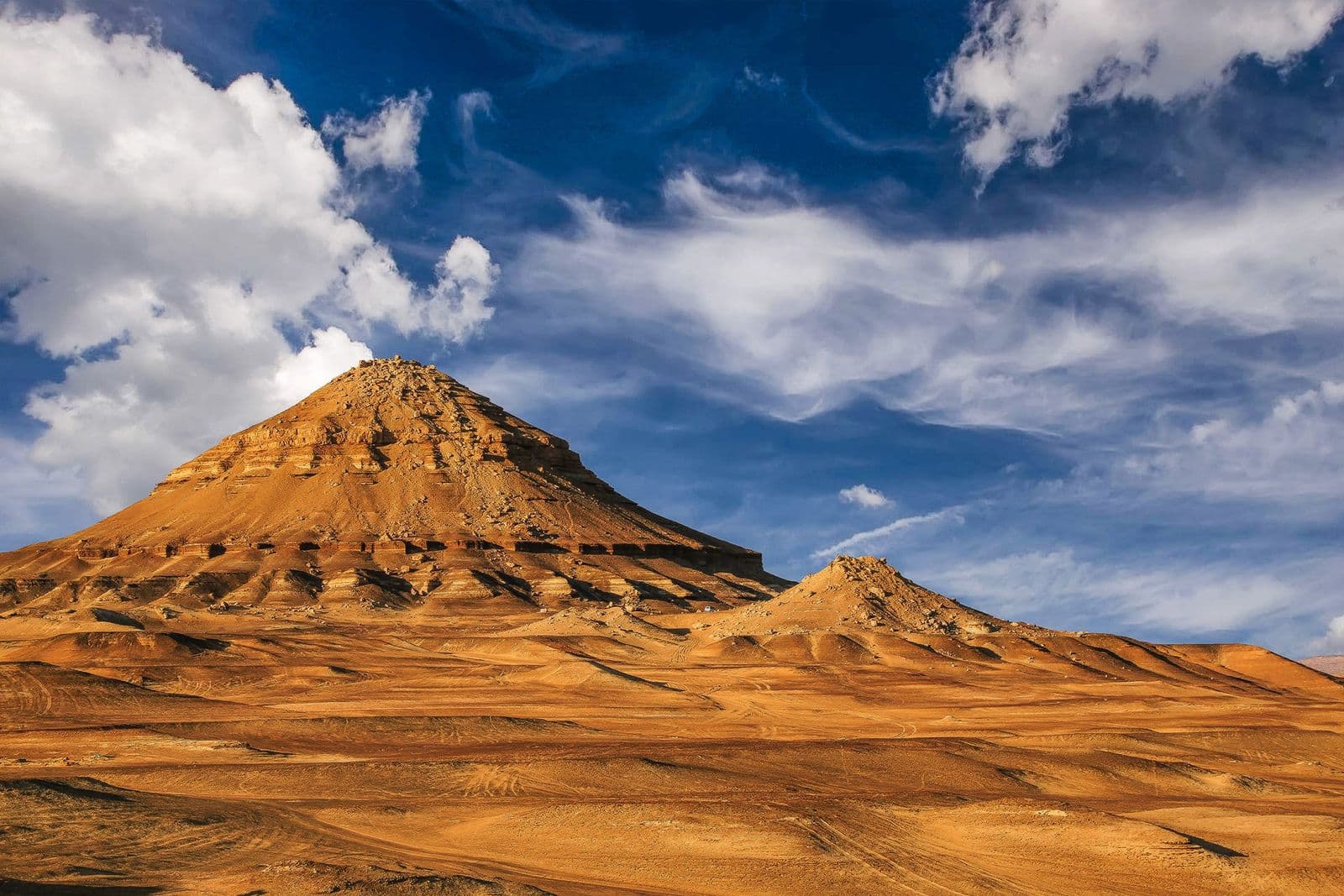 Gebel el Dist, the pyramid-shaped mountain in the Bahariya oasis