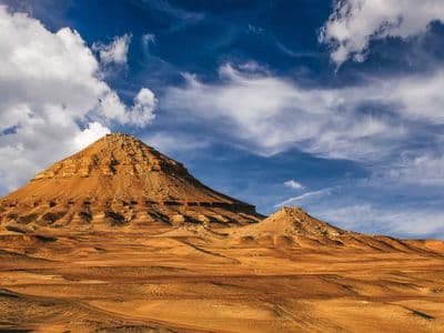 Gebel el Dist, the pyramid-shaped mountain in the Bahariya oasis